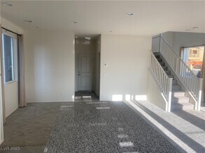 8423 Sycamore Crk St in Las Vegas, NV - Building Photo - Building Photo