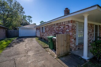 7043 Woodfern Dr in Houston, TX - Building Photo - Building Photo