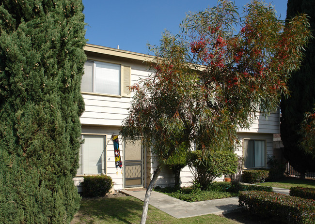 4321 Green Ave in Los Alamitos, CA - Foto de edificio - Building Photo