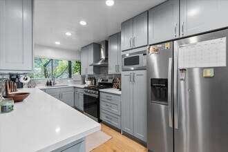 3880 Fredonia Dr, Unit D in Los Angeles, CA - Foto de edificio - Building Photo