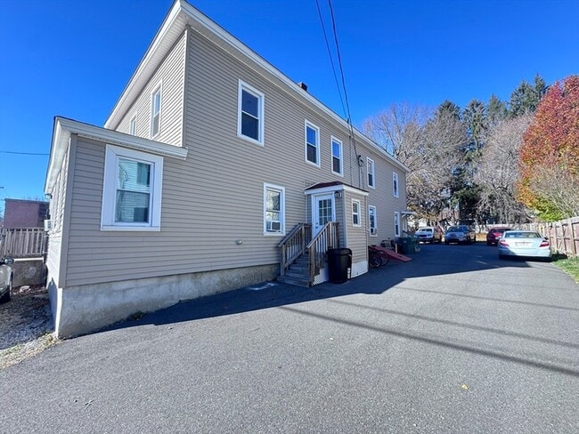116-118-118 Lawrence St, Unit 1Rear in Clinton, MA - Foto de edificio - Building Photo