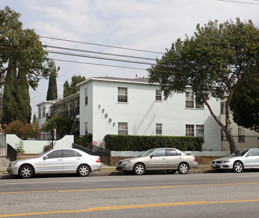 17007-17013 Vanowen St in Van Nuys, CA - Building Photo