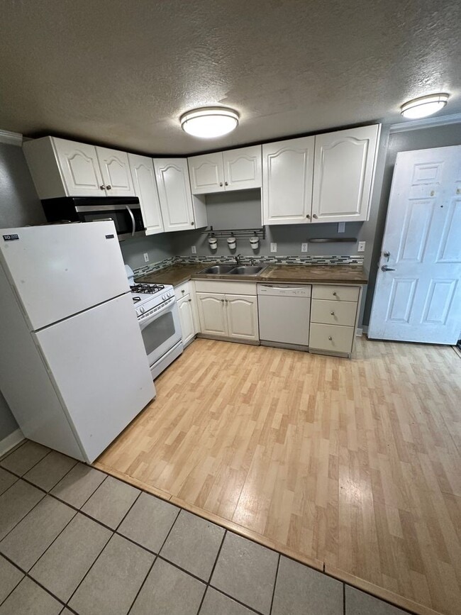 property at 1076 Canyon Rd