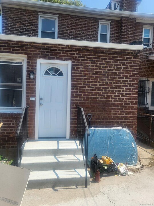 116-30 223rd St in Queens, NY - Building Photo