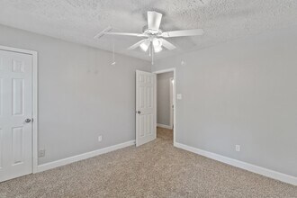 11823 S Red Cedar Cir in Spring, TX - Foto de edificio - Building Photo