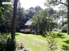 12 Front St in East Hampton, NY - Building Photo - Building Photo