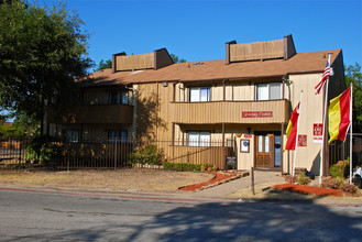 Mill House in Dallas, TX - Foto de edificio - Building Photo