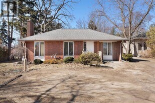 132 Division St N in Kingsville, ON - Building Photo