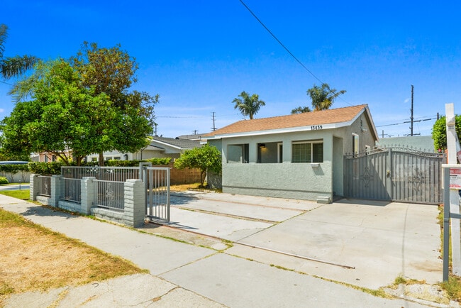 13439 Roselle Ave in Hawthorne, CA - Foto de edificio - Building Photo