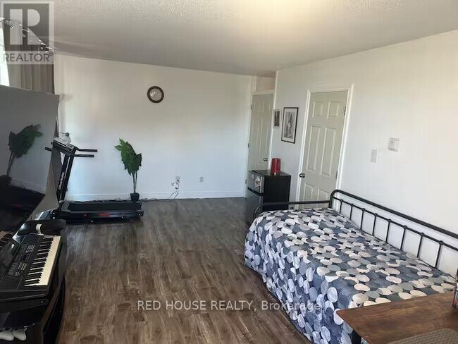 3555 Derry Rd E in Mississauga, ON - Building Photo - Building Photo