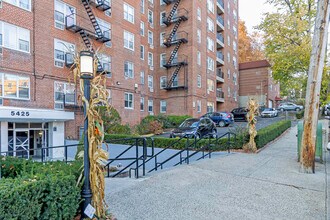 5425 Valles Ave in Riverdale, NY - Building Photo - Building Photo