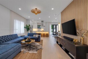 2618 Trapp Ave in Miami, FL - Building Photo