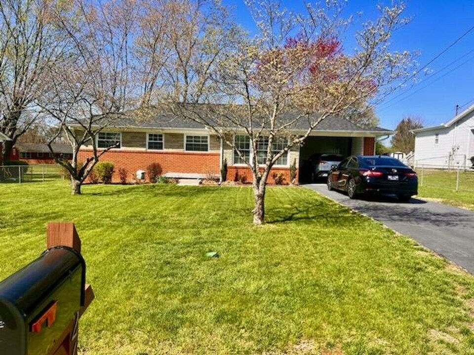 326 Redwood St in Morristown, TN - Building Photo