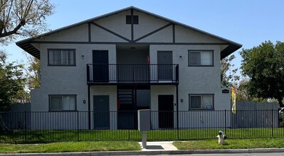 Warren St. Family Village in Riverside, CA - Foto de edificio - Building Photo