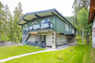 412 Beaver St in Banff, AB - Building Photo