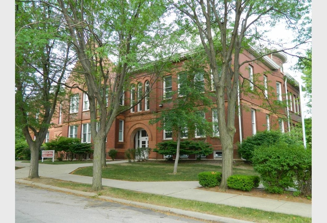 Lincoln School Apartments in Omaha, NE - Building Photo