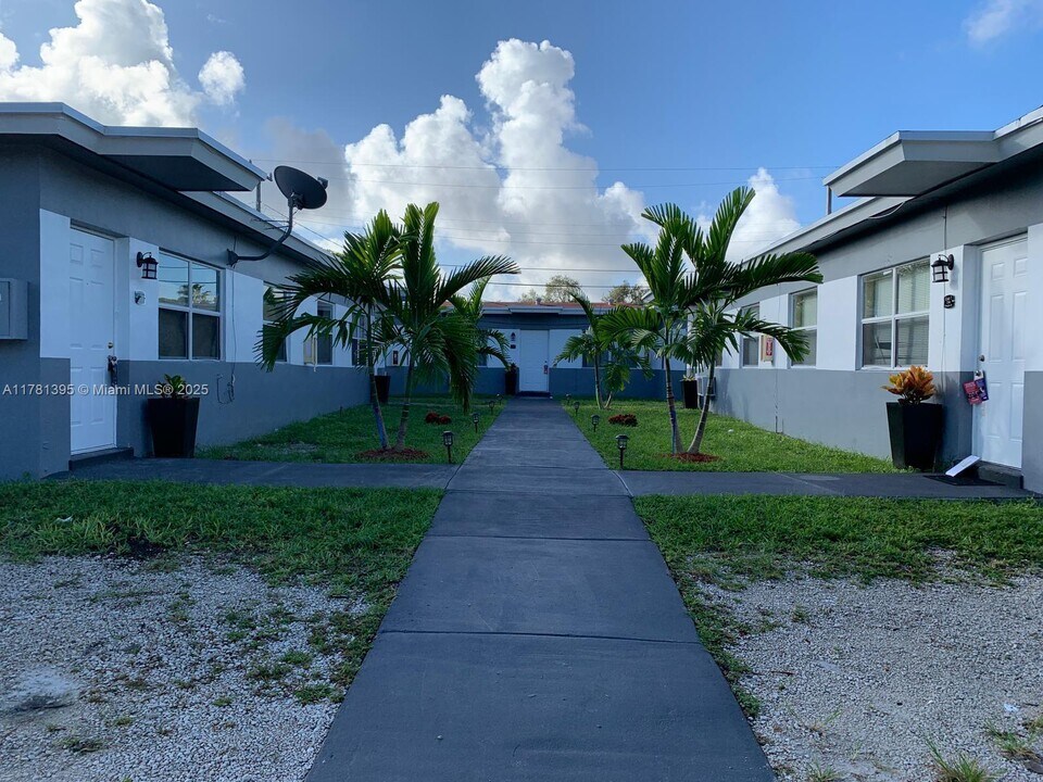 2300 Douglas St in Hollywood, FL - Building Photo
