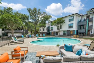 Melville in Dallas, TX - Building Photo