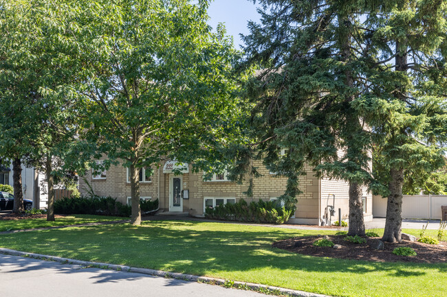1581 Pullen Av
