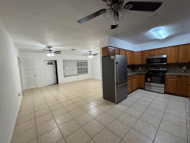 198 SW 15th St in Boca Raton, FL - Foto de edificio - Building Photo