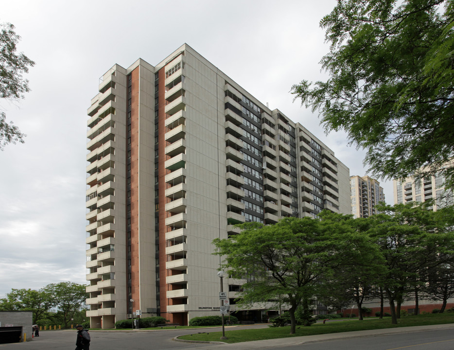 Islington Manor in Toronto, ON - Building Photo