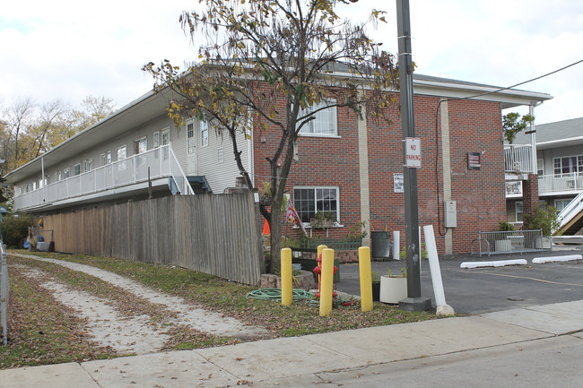 6030 Lenzi Ave in La Grange, IL - Foto de edificio - Building Photo