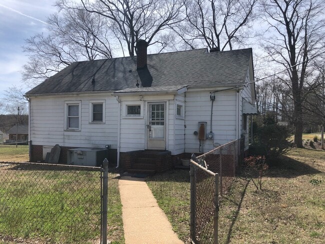 902 Bringle Ferry Rd in Salisbury, NC - Building Photo - Building Photo