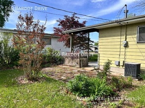 560 Bardot Dr in Florissant, MO - Building Photo - Building Photo