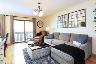 676 Cross Creek Dr N in Roselle, IL - Foto de edificio - Building Photo