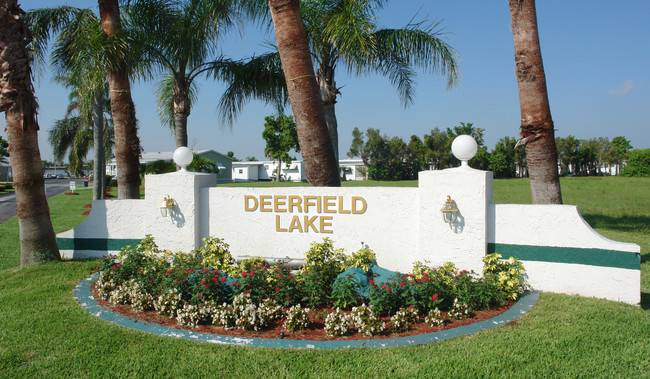 Deerfield Lake in Coconut Creek, FL - Foto de edificio - Building Photo