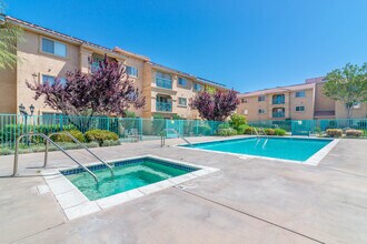 Lancaster Village in Lancaster, CA - Foto de edificio - Building Photo