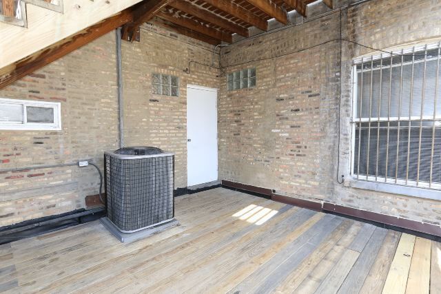 3925 W Irving Park Rd, Unit J03P in Chicago, IL - Foto de edificio - Building Photo