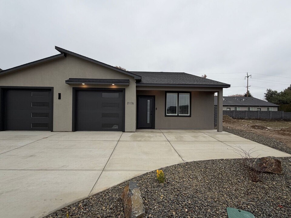 2117 Carr Rd in Pasco, WA - Building Photo