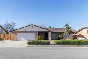 325 S Locust St in Ridgecrest, CA - Building Photo