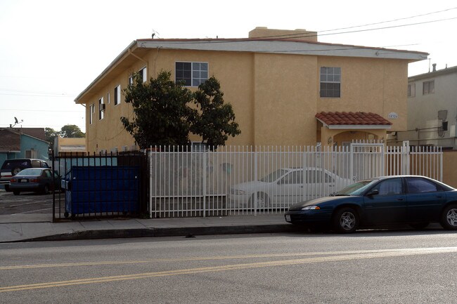 10326 S Inglewood Ave in Inglewood, CA - Foto de edificio - Building Photo