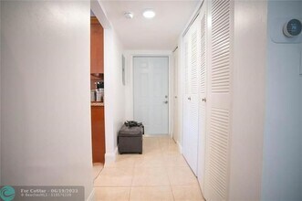 8421 Lagos De Campo Blvd in Tamarac, FL - Building Photo - Building Photo