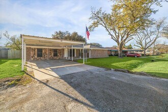 412 Lyndale Dr in Highlands, TX - Building Photo - Building Photo