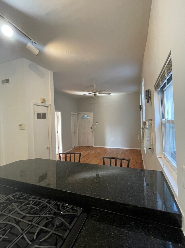 2321 W Belmont Ave, Unit 1R in Chicago, IL - Building Photo - Building Photo