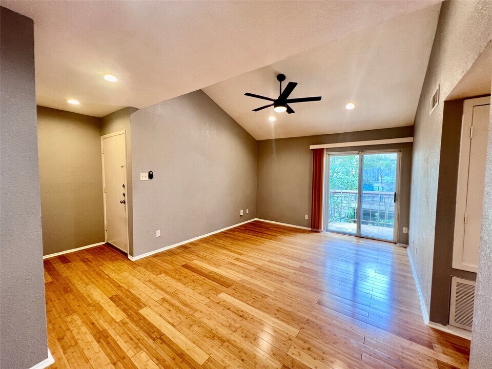 10047 Westpark Dr in Houston, TX - Building Photo