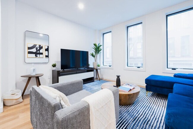 28 E 13th St in New York, NY - Building Photo - Building Photo
