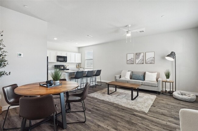 705 Apache Trail in Leander, TX - Foto de edificio - Building Photo