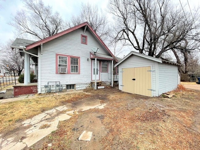 1018 N Maple St in Hutchinson, KS - Building Photo - Building Photo
