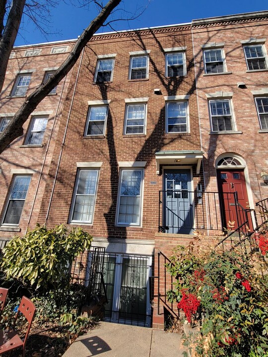 1949 Calvert St NW in Washington, DC - Building Photo