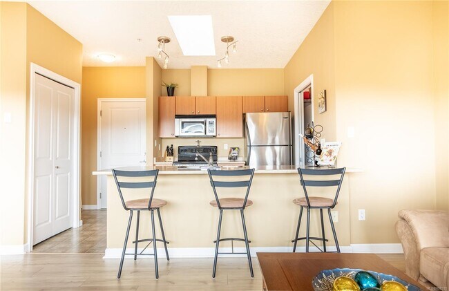 2747 Jacklin Rd in Victoria, BC - Building Photo - Building Photo