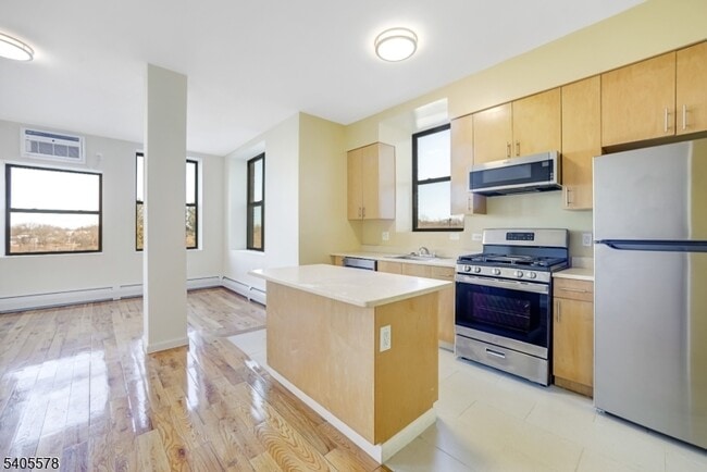 520 Belleville Ave in Belleville, NJ - Foto de edificio - Building Photo