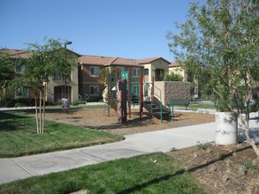 Larkspur Village in Ridgecrest, CA - Foto de edificio - Building Photo