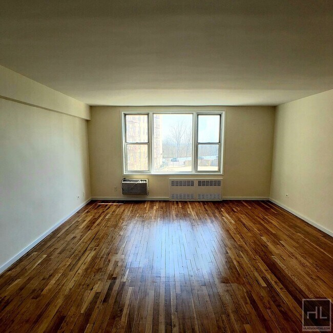 GRAND CENTRAL PARKWAY in Queens, NY - Building Photo - Building Photo