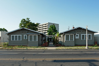 Bungalow Court in Fresno, CA - Foto de edificio - Building Photo