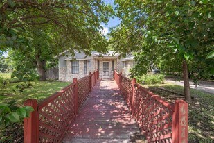 4616 E Cesar Chavez St in Austin, TX - Building Photo