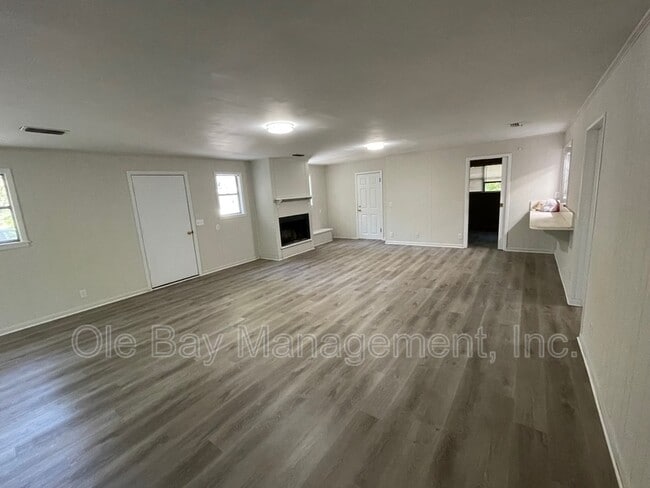 2305 Hillwood Dr E in Mobile, AL - Building Photo - Building Photo